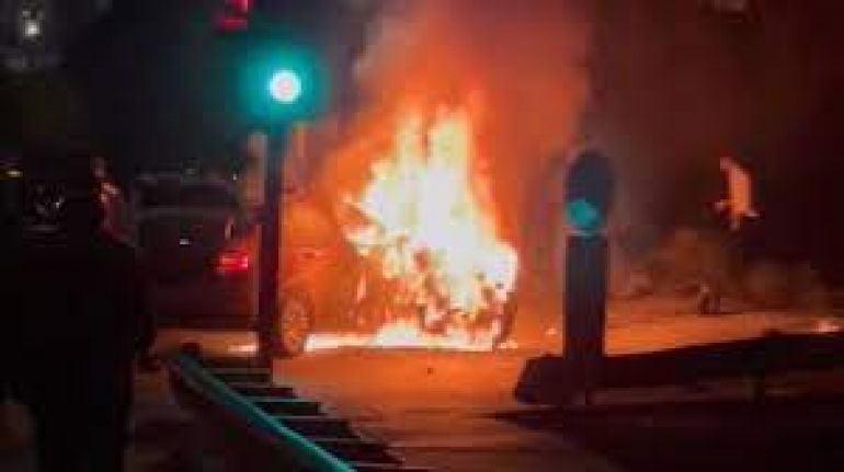 Gaziosmanpaşa'da çarpışan taksi ile motosiklet alev alev yandı: 1 ölü 1 yaralı