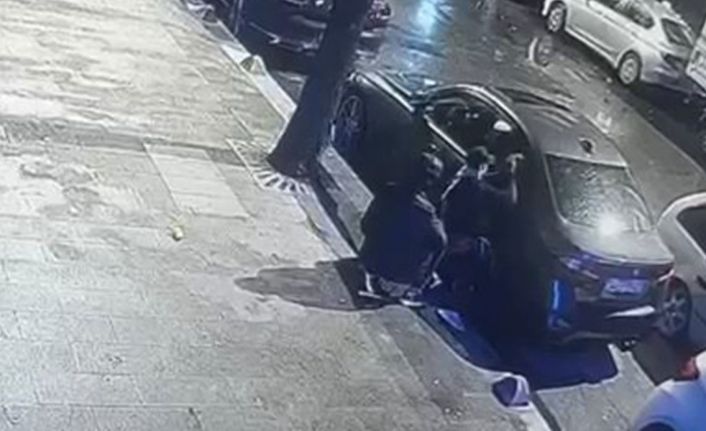 Gaziosmanpaşa'da Lüks Otomobilin Camını Patlatarak Hırsızlık