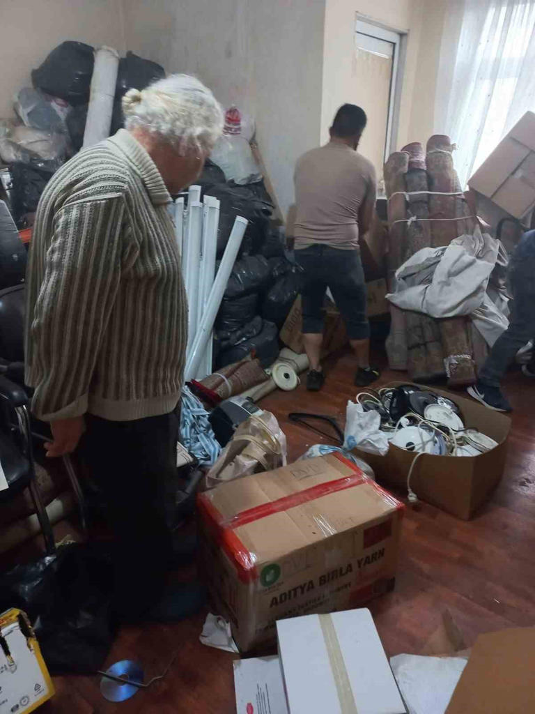 Sultangazi'de tahliye edilen yaşlı kardeşlerin evinden 4 kamyon çöp çıktı