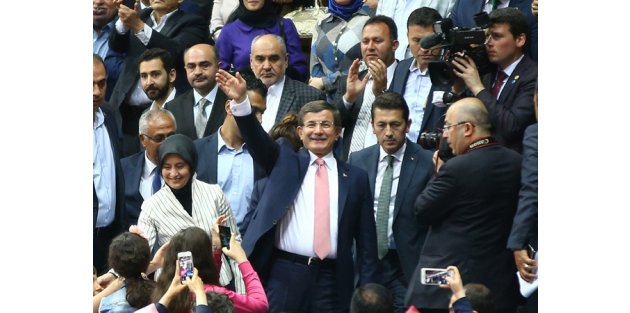 Ahmet Davutoğlu ilahi okudu