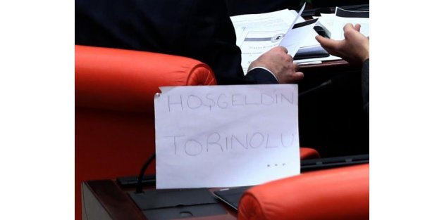 AK Parti sıralarında 'Hoşgeldin Torinolu' yazısı