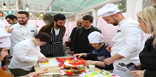 Arda Turan ve Emre Belözoğlu, Eyüp Sultan'da down sendromlu çocuklarla pasta yaptı