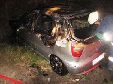Arnavutköy’de iki otomobilin çarpışmanın ardından çıkan yangında, araçlardan biri alev alev yandı.