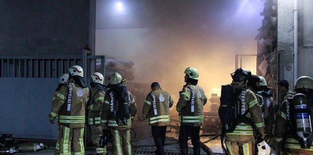 Arnavutköy'de kumaş fabrikasında korkutan yangın