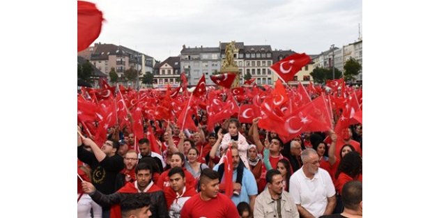 Avrupalı Türkler meydanlara çıkıyor
