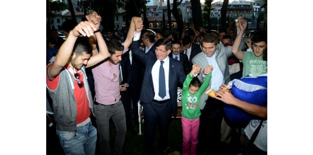 Başbakan Davutoğlu horon tepti
