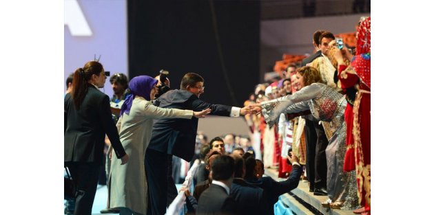 Başbakan Davutoğlu kongre merkezinin önünde konuştu