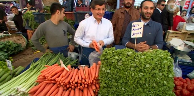 Başbakan Davutoğlu pazarda tezgahın başına geçti