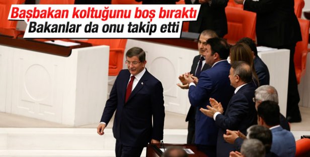 Başbakan Davutoğlu TBMM'de AK Parti sıralarına oturdu