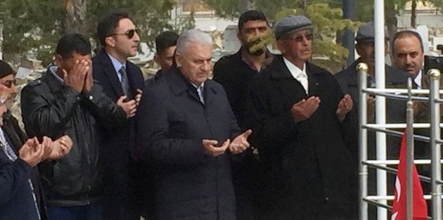 Başbakan Yıldırım, şehit Halisdemir'in mezarını ziyaret etti