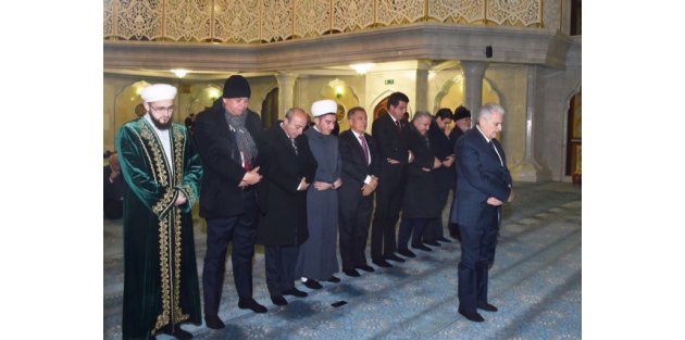 Başbakan Yıldırım Tataristan'da namaz kıldırdı
