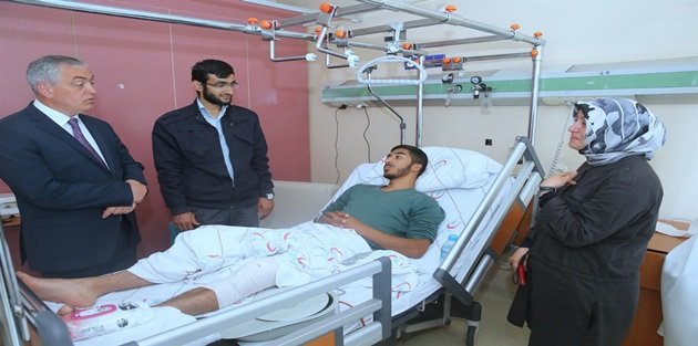 Başkan Aydın Filistinli Genci Hastanede Ziyaret Etti