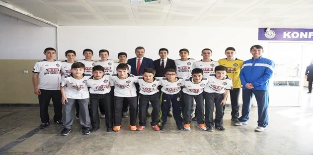 Başkan Usta’dan Ülkü Ortaokulu’nun başarılı sporcularına ödül