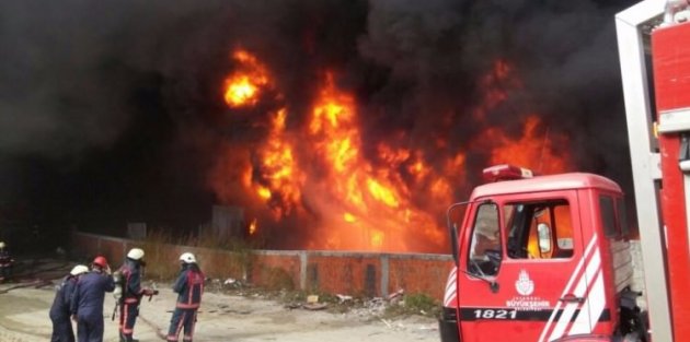 Bayrampaşa'da Büyük Çaplı Yangın! Bölgedeki Okullar Tatil Edildi
