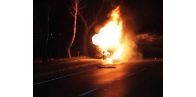 Bayrampaşa'da, otogazlı bir otomobil alev alev yandı