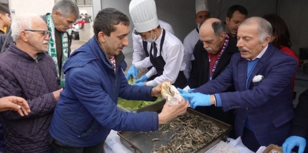 Bayrampaşa'daki festivalde 6 ton hamsi dağıtıldı