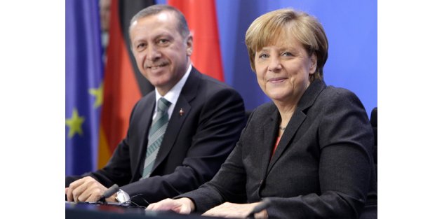 Bild: Merkel masaya yumruğunu vurdu