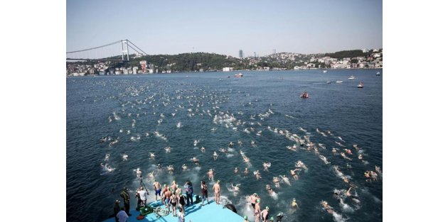 Boğaziçi'nde kıtalararası yüzme yarışı yapıldı