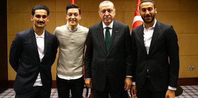 Cumhurbaşkanı Erdoğan Premier Lig'de oynayan Türk futbolcularla buluştu