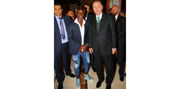 Cumhurbaşkanı Erdoğan'ı Brüksel'de eski Trabzonsporlu yıldız futbolcu İbrahim Yattara karşıladı
