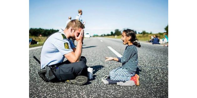 Danimarkalı o polise evlilik teklifi yağıyor