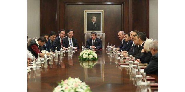 Davutoğlu Suriyeli sığınmacıların temsilcilerini kabul etti