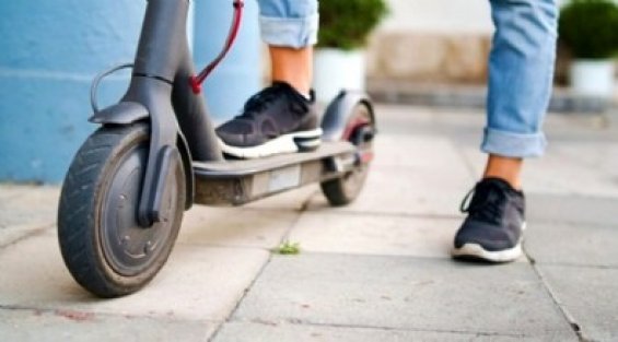 Elektrikli scooter ile yola inen yandı! İşte cezası