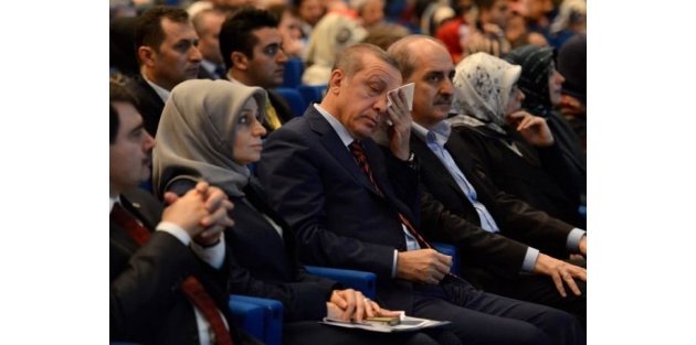 Erdoğan 28 Şubat sunumunda gözyaşlarını tutamadı