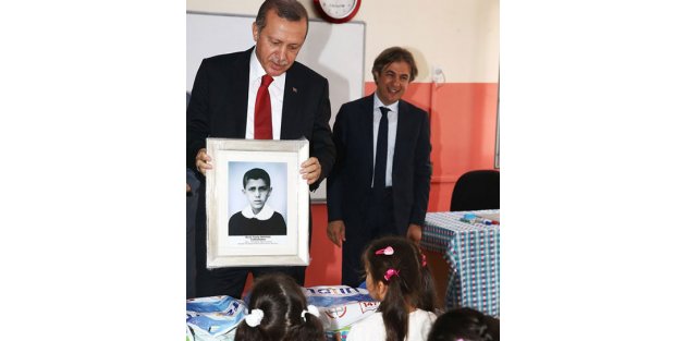 Erdoğan öğrencilere önlüklü fotoğrafını gösterdi