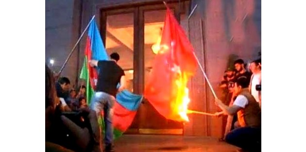 Ermenistan'da Türkiye ve Azerbaycan bayraklarını yaktılar!