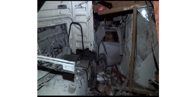 Eyüp'te Hafriyat Kamyonu Restorana Girdi 1 Ölü, 1 Yaralı