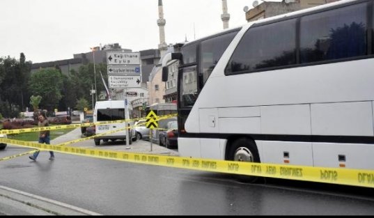 Eyüp'te kavşağı kaçırıp geri geri gelen otobüs vatandaşı ezdi