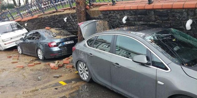 Eyüp'te parkın duvarı çöktü, 5 araç zarar gördü