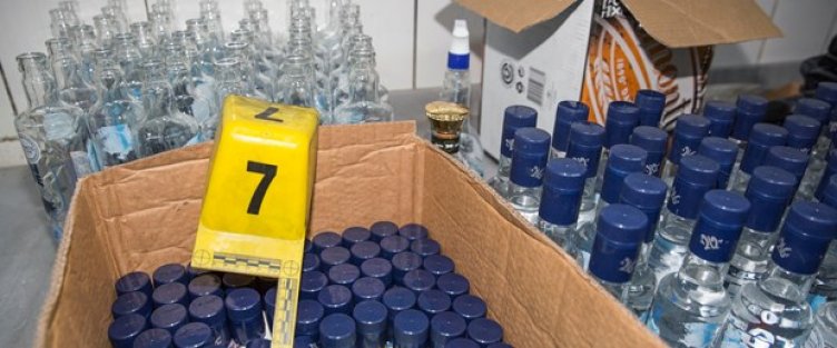 Eyüp'te sahte içki operasyonu: Yüzlerce şişe ele geçirildi