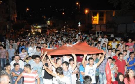 EYÜP’te toplanan yaklaşık 400 kişi, Türk bayrakları açarak terör olaylarını protesto etti. 