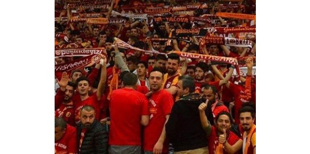 Galatasaraylı taraftarlar birbirine girdi