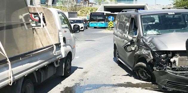 Gaziosmanpaşa’da 3 araç birbirine girdi: 1 yaralı
