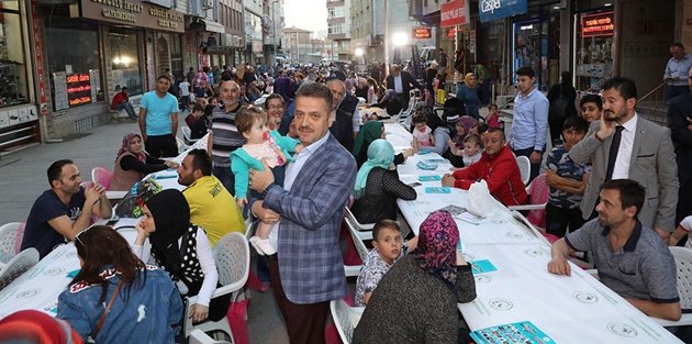 Gaziosmanpaşa'da 70 Bin Mahalleliyle sokak iftarları