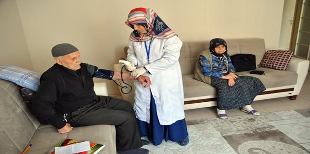 Gaziosmanpaşa'da 85 yaş üstü yaşlılara ücretsiz evde sağlık hizmeti veriyor.