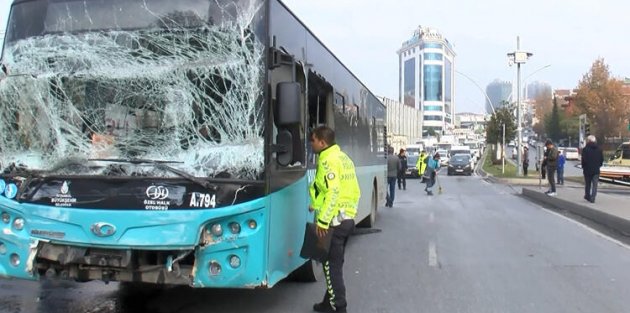Gaziosmanpaşa'da halk otobüsüyle otomobil çarpıştı
