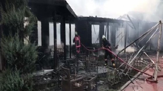 Gaziosmanpaşa'da kafeteryada yangın!