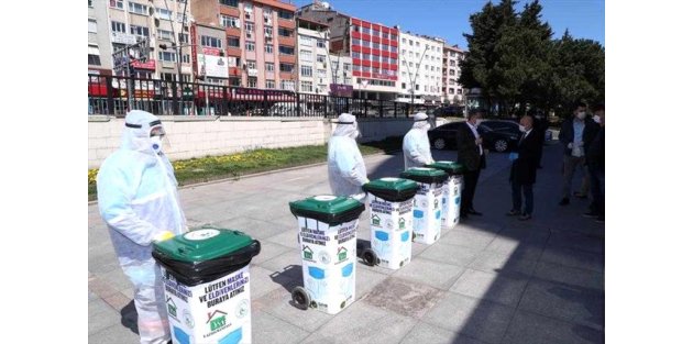 Gaziosmanpaşa'da kullanılmış maske ve eldivenler hijyenik atık kutularında toplanıyor