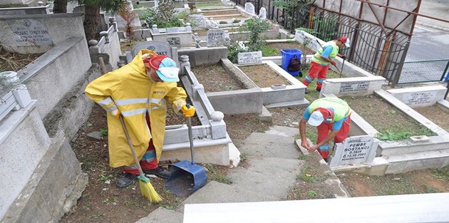 Gaziosmanpaşa'da Kurban Bayramı Öncesi Mezarlık Temizliği