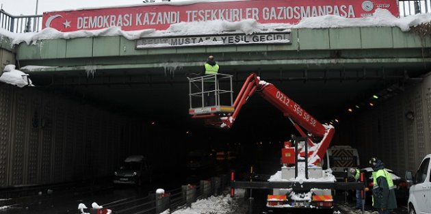 Gaziosmanpaşa'da Sokaklar Buz Sarkıtları ve Kar Kütlelerinden Temizlendi