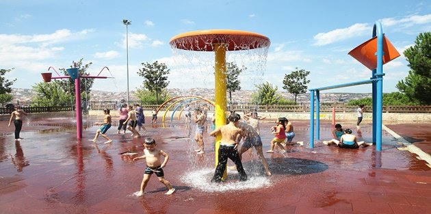 Gaziosmanpaşalı Çocuklar Su Parkı İle Hem Eğleniyor Hem de Serinliyor