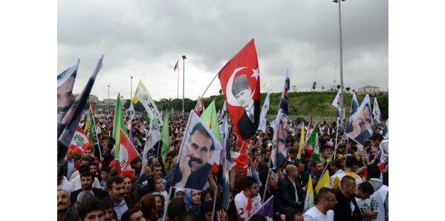 HDP kutlamasında Apo- Atatürk- PKK Bayrağı yanyana