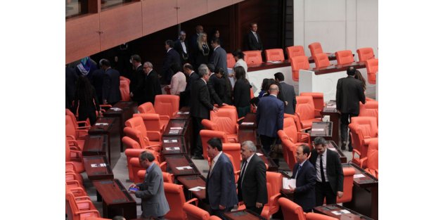 HDP'liler salonu terörsit marşıyla terk etti