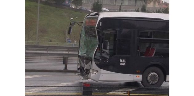 İki metrobüs durakta çarpıştı: 3 yaralı