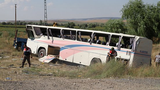İşçileri taşıyan otobüs devrildi: 33 yaralı