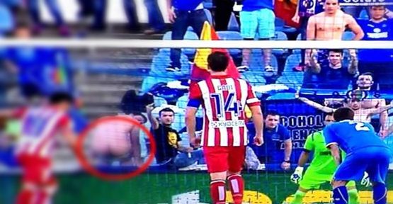 İspanyol taraftar Diego Costa penaltı atarken soyundu